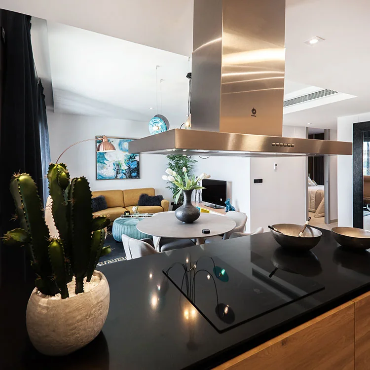 Renoverat kök med arbetsyta och matplats